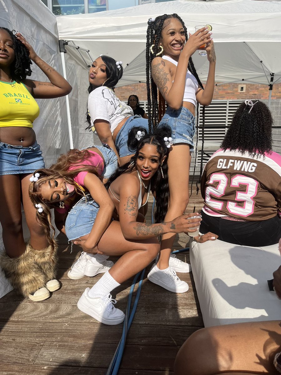 thesasiaoriona's tweet image. #imbackoutside #huhhhhh #niggadonemadememad #AGAIN