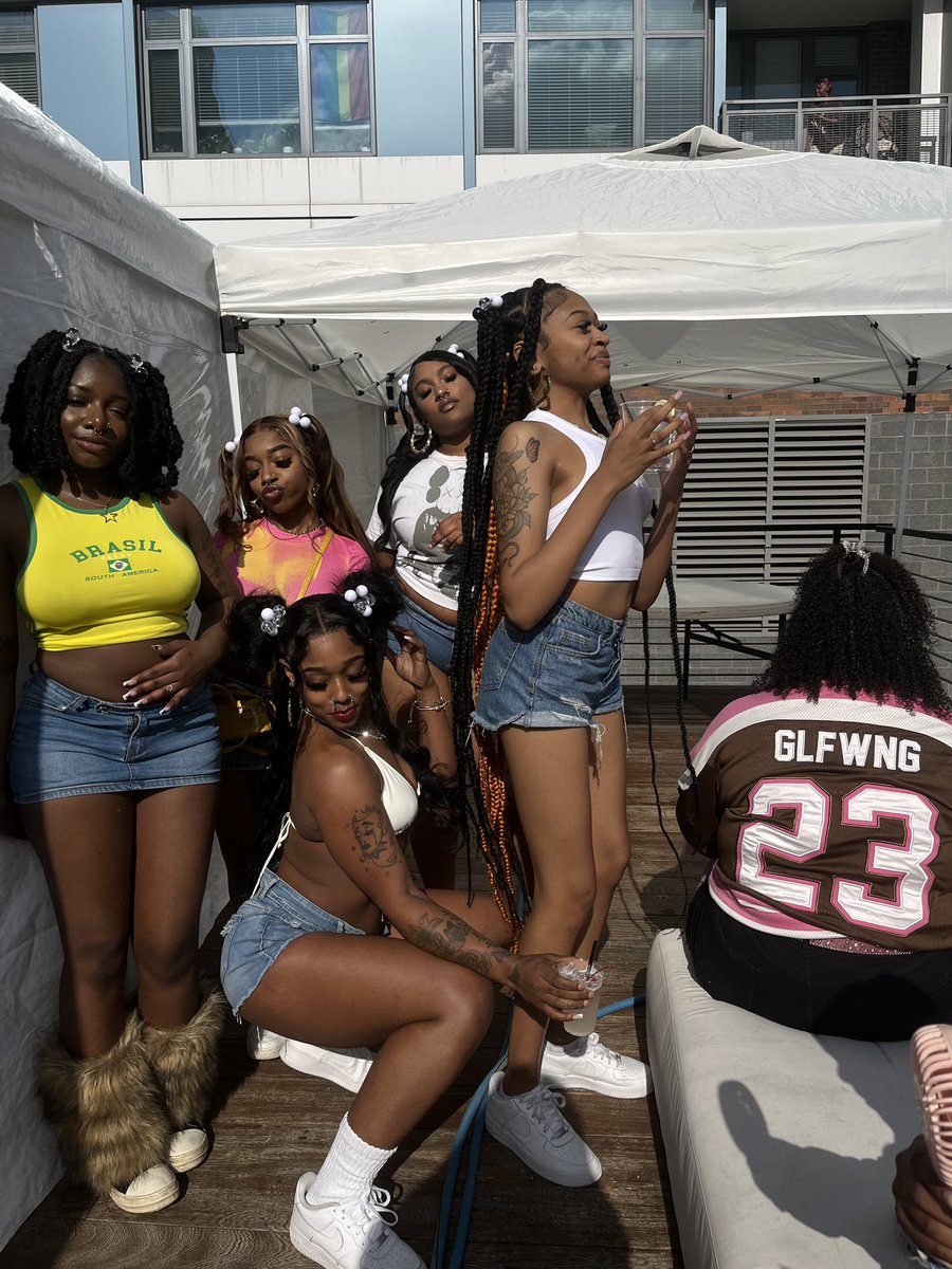 thesasiaoriona's tweet image. #imbackoutside #huhhhhh #niggadonemadememad #AGAIN