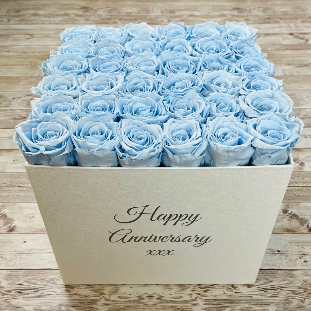 Create your perfect anniversary gift with our free personalisation on your rose box! 💙 

#infinityroses #preservedroses #roses #foreverroses #giftideas #perfectgift #luxurygifts #oneyearroses #eternalroses #rosesthatlast #rosebox #foreverblooms #anniversarygift #rosearrangement