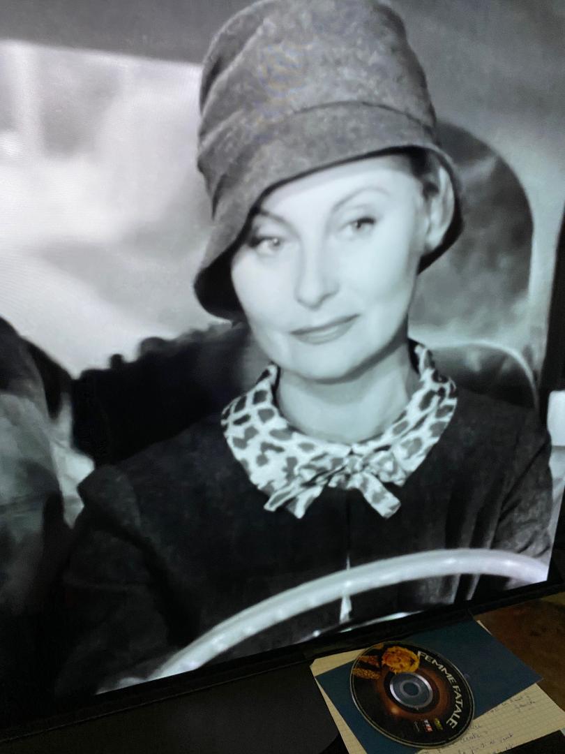 La conductrice au regard triste. Une chose est sûre: ce n'est pas parce qu'on porte un chapeau cloche qu'on l'est (cloche) - bien au contraire. (la chère Michèle Morgan dans Pourquoi viens-tu si tard? (1959)