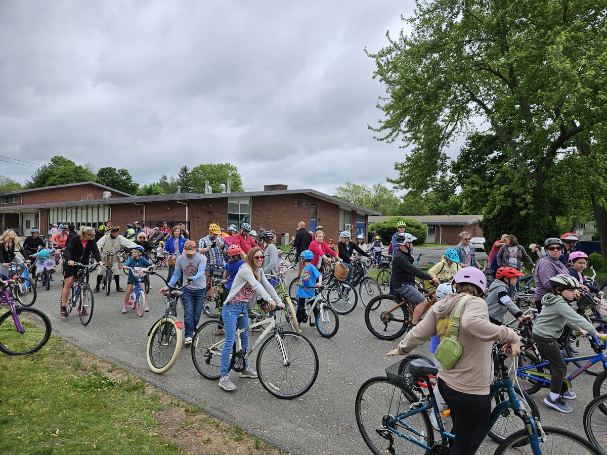 WethersfieldCT's tweet image. Another Mayor&apos;s Bike Ride/ Bike Parade down in the books! See everyone next year!

#wethersfieldct #bike #bicycles #bikesonmain #parade #community #historicwethersfield