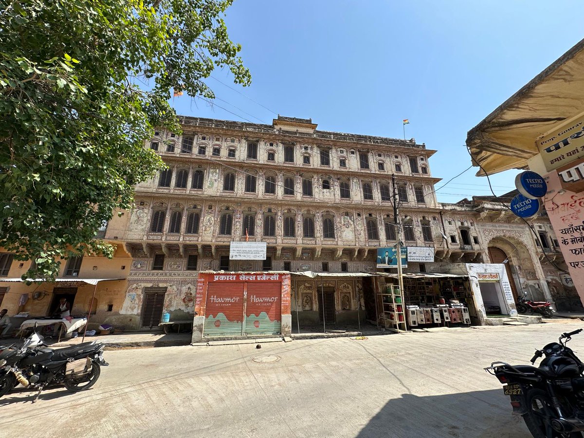 In Jhunjhunu district (Rajasthan), there are beautiful havelis which could be heritage buildings. These are being ravaged by encroachment/defacing/unauthorized constructions which are an eyesore. Govt must take steps to preserve these. @my_rajasthan @MinOfCultureGoI