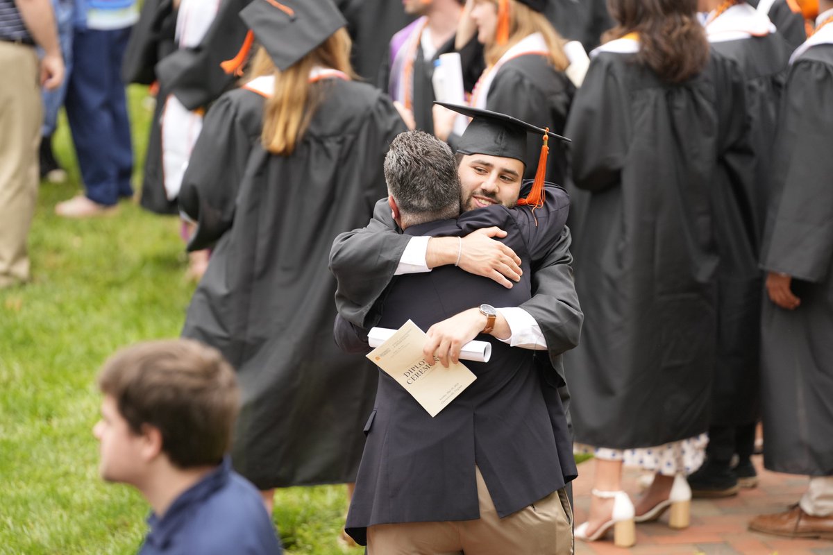 UVAEngineers's tweet photo. Congrats to our mechanical and aerospace engineering grads!
Photos by Sanjay Suchak
#uvagrad #uva24 @uvamae https://t.co/md1Y57QsUR