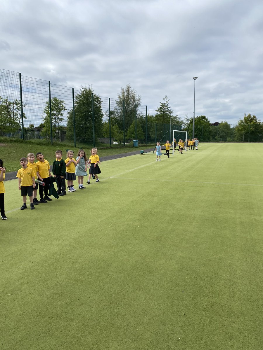 Primary 1 enjoyed a #DailyMile in the sunshine this afternoon ☀️#MentalHealthAwareness @UNCRC #Article24 #RRSA