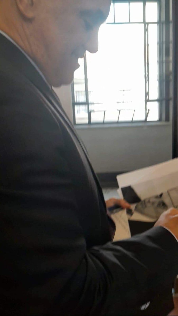 mafezinho's tweet photo. não ironicamente já pediram pra ele autografar isso aqui (e ele fez com o maior amor do mundo https://t.co/EbBinrsLTU