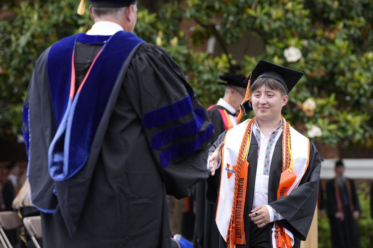UVAEngineers's tweet photo. Congrats to our mechanical and aerospace engineering grads!
Photos by Sanjay Suchak
#uvagrad #uva24 @uvamae https://t.co/j3LlCUItab