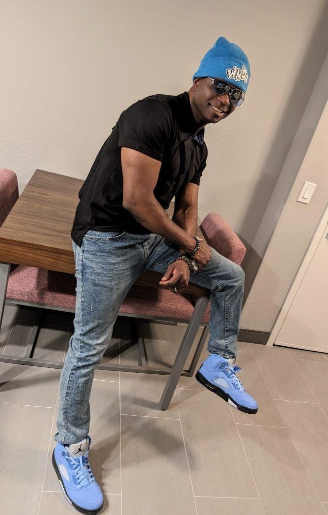IamJubba's tweet image. Ya boi out here "drippin"
(thx to my kiddo for letting me rock the beanie, tryna keep ya Pops so fresh and so clean 😀)
#stylin #dripdrip #sofreshandsoclean #menswear #yougottocoordinate