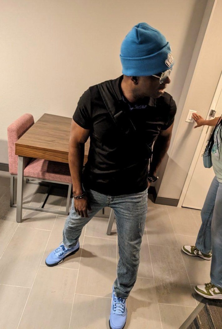 IamJubba's tweet image. Ya boi out here "drippin"
(thx to my kiddo for letting me rock the beanie, tryna keep ya Pops so fresh and so clean 😀)
#stylin #dripdrip #sofreshandsoclean #menswear #yougottocoordinate