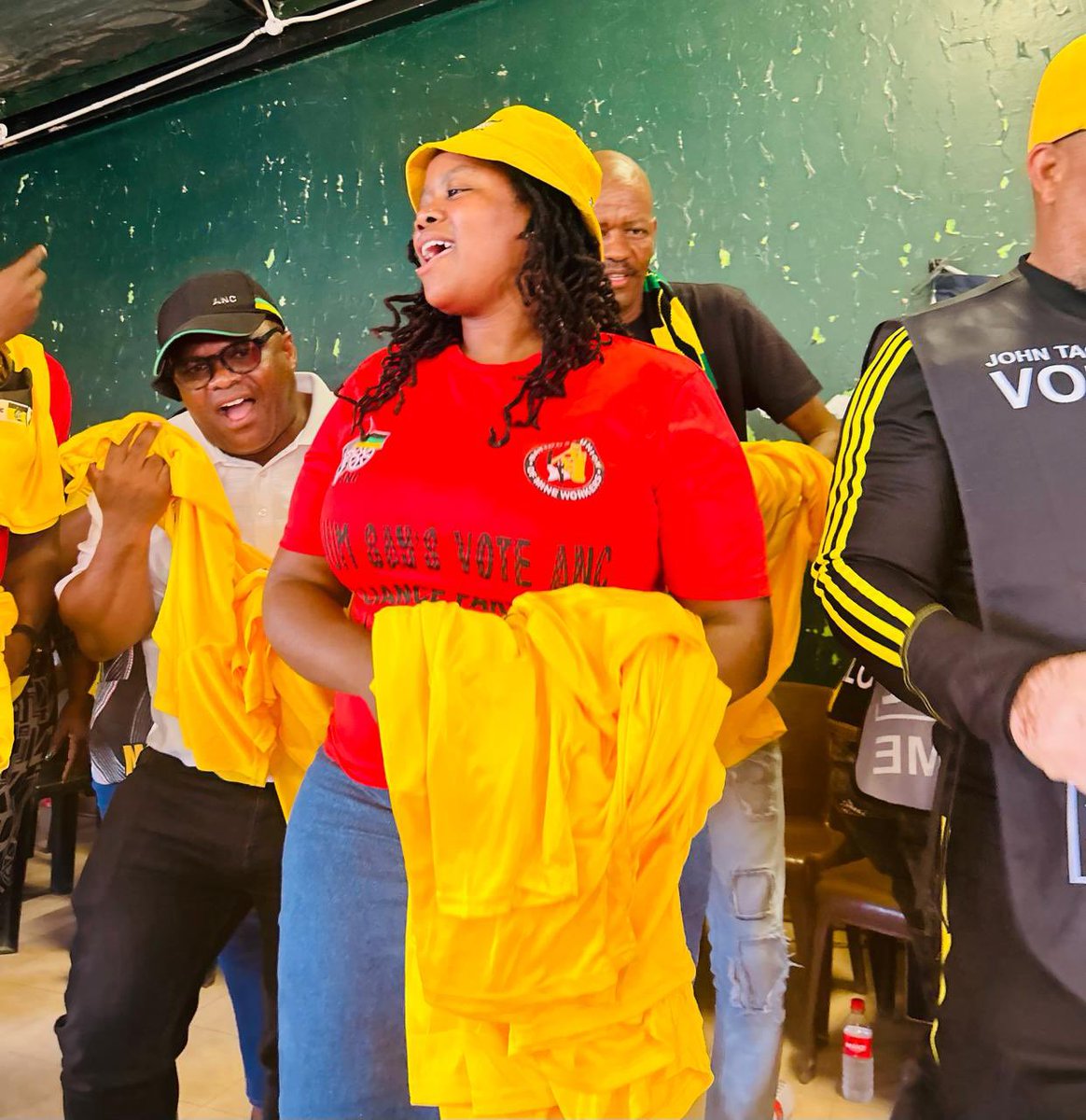 AncNcape's tweet photo. This as the ANC continues to break the spinal cord of opposition parties in JTG.
π€ππ
#Welcomehome
#VoteANC
#LetsDoMoreTogether
#ANCatWORK
#IAmANC https://t.co/w3yXo1lcBl