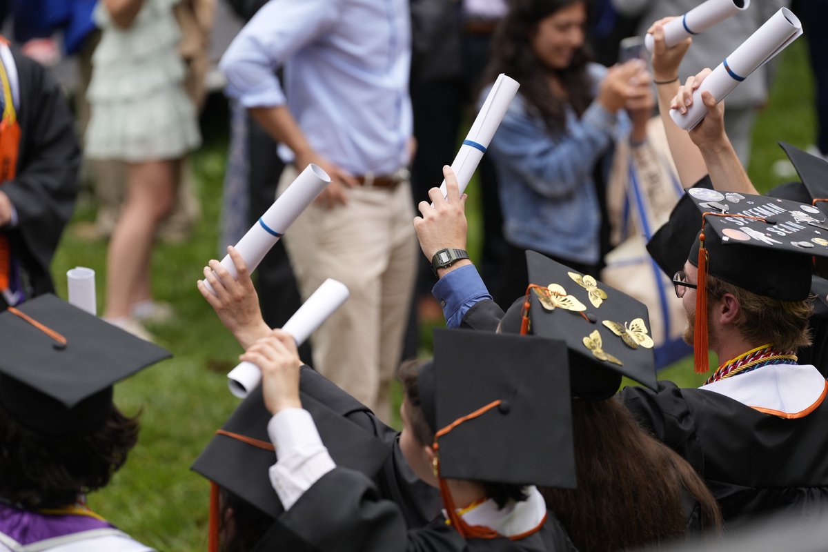 UVAEngineers's tweet photo. Congrats to our mechanical and aerospace engineering grads!
Photos by Sanjay Suchak
#uvagrad #uva24 @uvamae https://t.co/j3LlCUItab