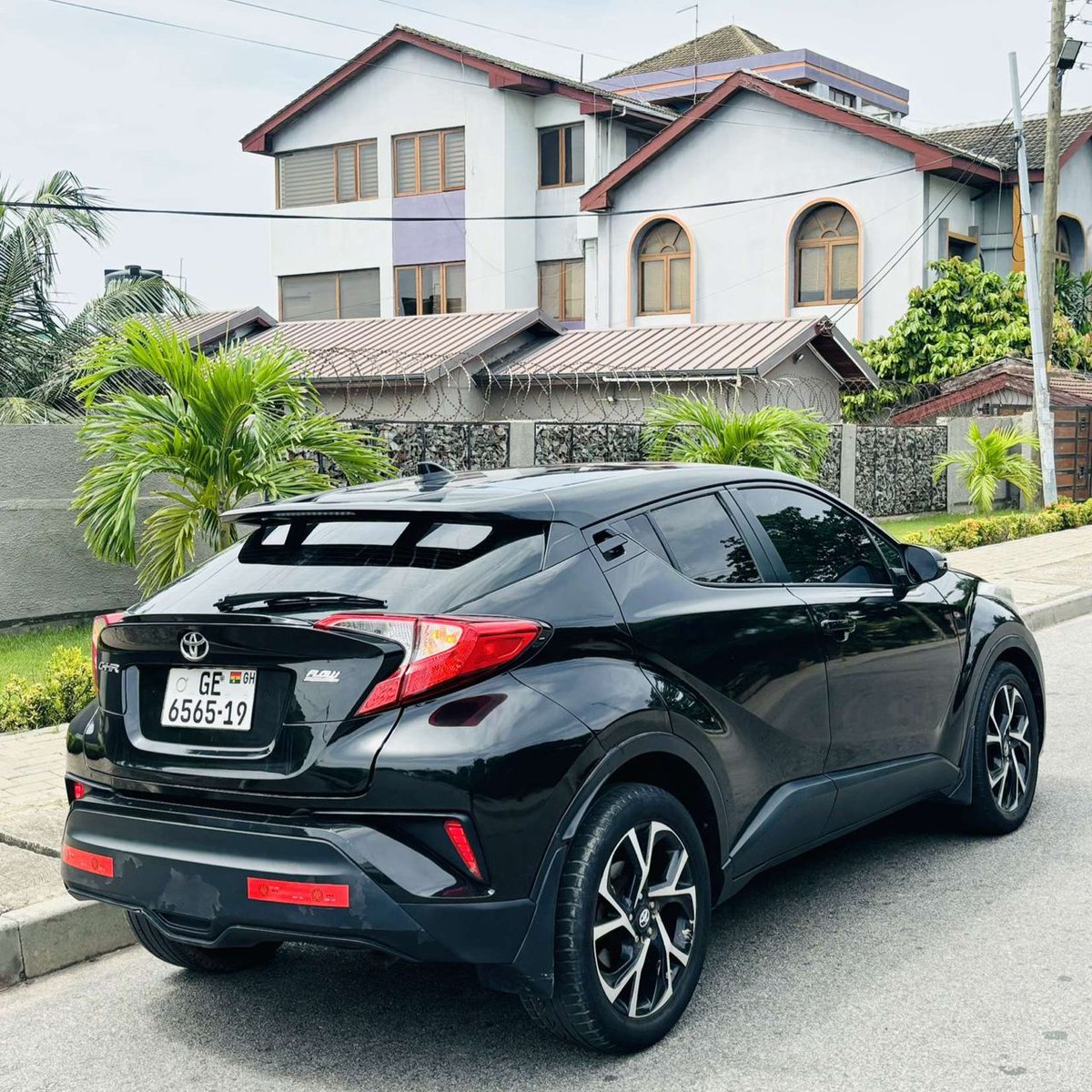 2018 Toyota CH-R XLE 2.0L Push start Touch infotainment system Rear view camera Fully loaded Fabric seats No faults Price: GHC 182,000 Repost for others to see please 🙏🏿 DM and let's talk if you're interested WhatsApp/Call: 0550256731