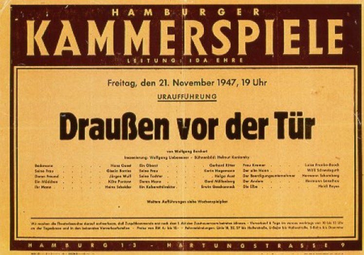 Das Drama ‚Draußen vor der Tür‘ des viel zu früh verstorbenen W. Borchert ist ein verzweifelter Protestschrei gegen die zerstörerische Macht des Krieges,die nicht nur Gebäude in Schutt u.Asche legt,wahllos tötet,sondern die Seelen der Menschen verwüstet und jede Hoffnung raubt.