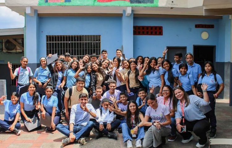 ¿Conoces nuestro programa #Oikos?  🧡

Es un programa de acción comunitaria junto a <a href="/ImprontaVzla/">Fundación Impronta</a> enfocado en jóvenes de educación media y diversificada que fomenta la cultura ciudadana y cultura de paz 🙌