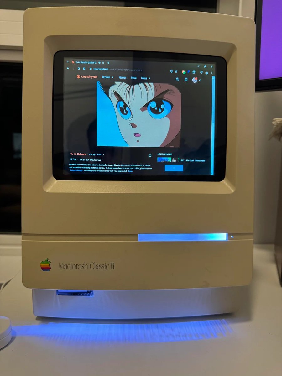 Modder turned an Apple Macintosh Classic 2 into a gaming PC