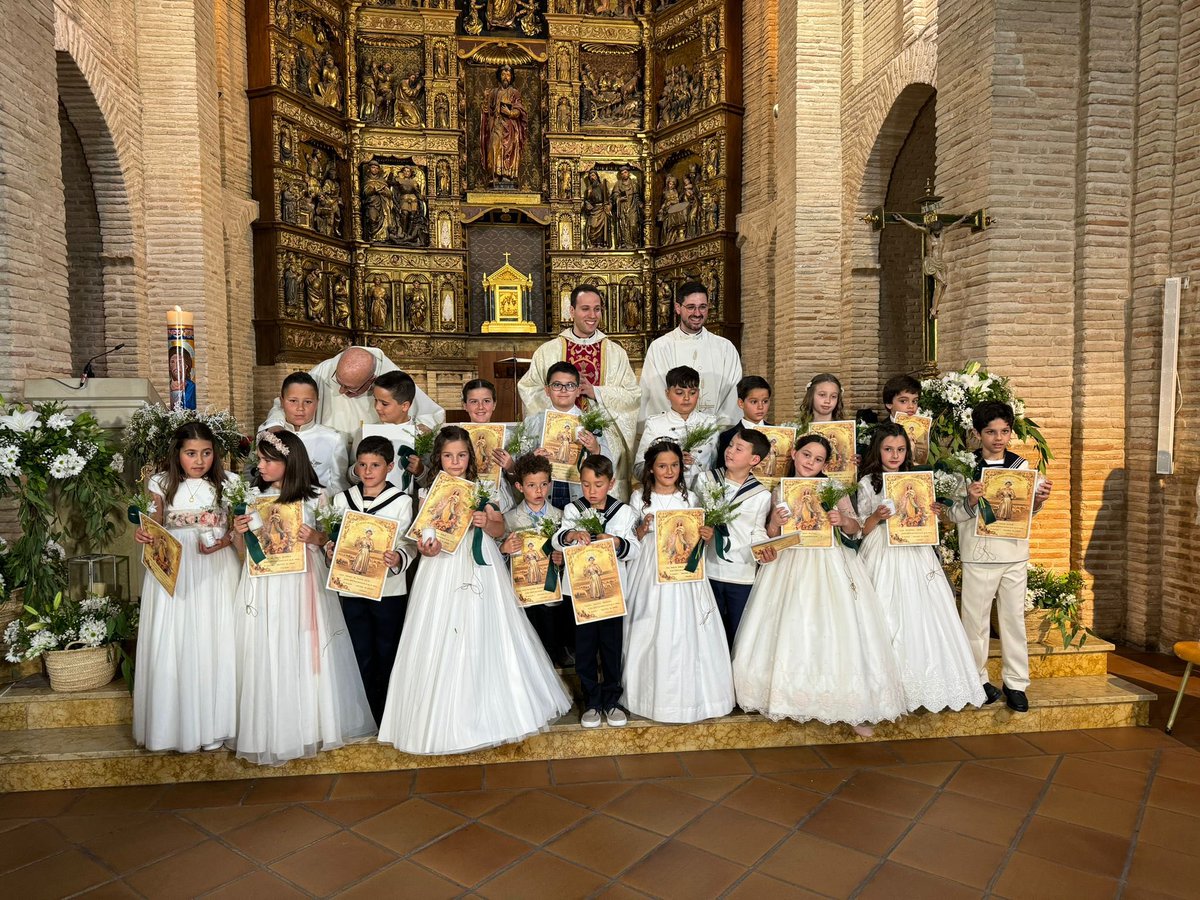 Este sábado finalizábamos la celebración de las #PrimerasComuniones con un grupo de diecinueve niños. 

“Yo soy el Pan Vivo que ha bajado del cielo”.