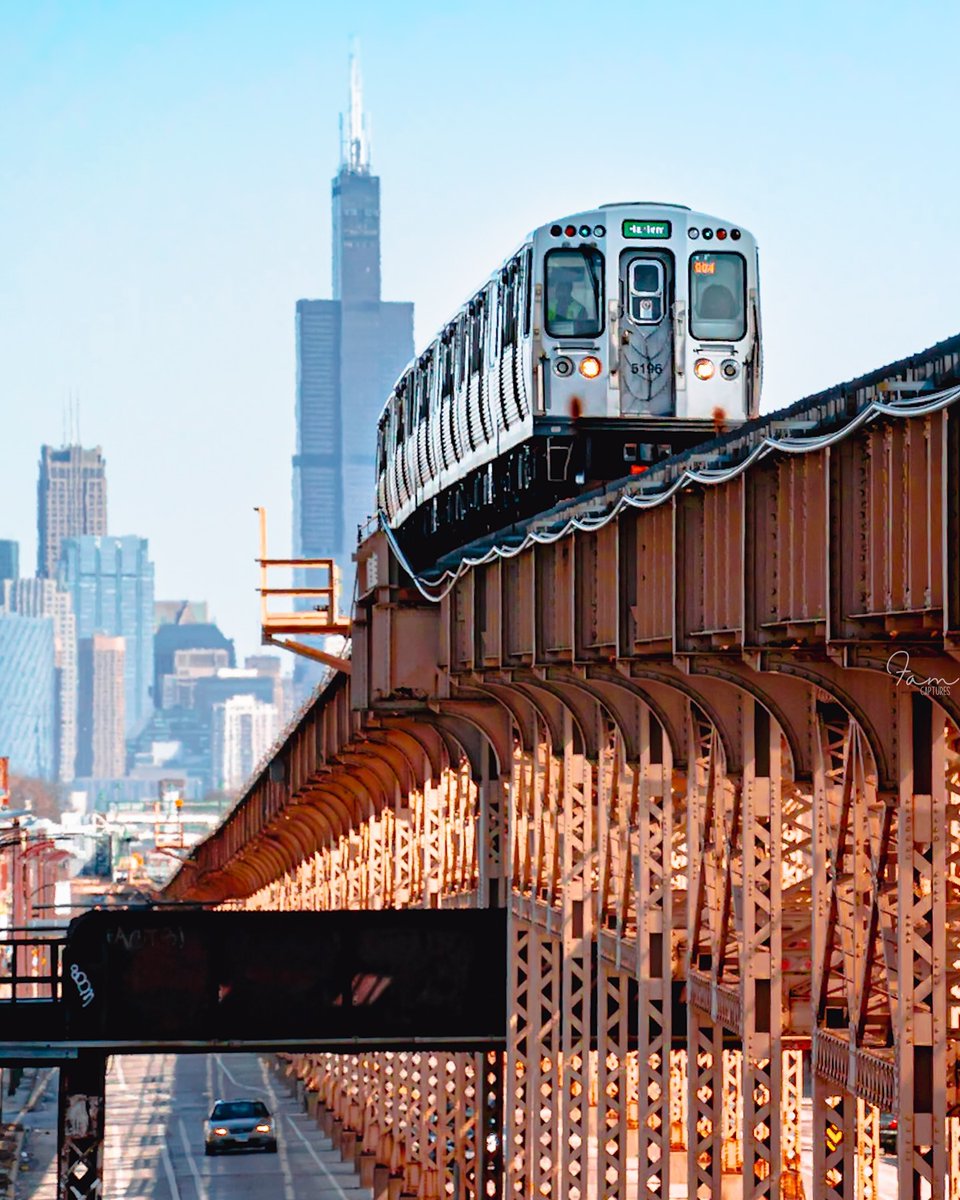 Chicago 🇺🇲 
.
.
.
➢ Credit 👉🏆📸 @famxcaptures
.
.
#conexaoamerica
#artofchi
#chi_shooters
#chicago
#chicagoexplore
#chicagofeatured
#chicagoinfocus
#chicagophotography
#chicity_shots
#chilenscrafters
#chitecture
#epic_chicago
#followingchicago
#igerschicago
#insta_chicago