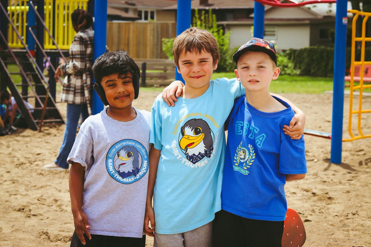 Vendredi, 17 mai était une journée ESPRIT d'ÉCOLE. Je crois que ces photos démontrent la fierté à ESTA. 

shop.teamoutfitters.net/products/st-ph…