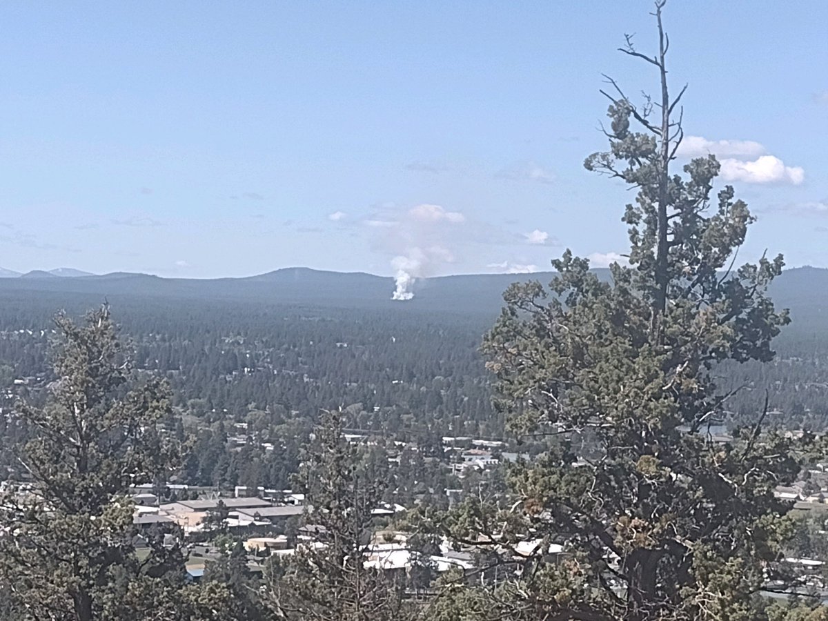 🔥Test fires are favorable on both the Tiddlywinks 8/9 Prescribed Burn 1 mile west of Bend & on the MET-WUI 24 Prescribed Burn in the Metolius Basin just E of FS Road 14 E of Camp Sherman. Firefighters are continuing with ignitions.