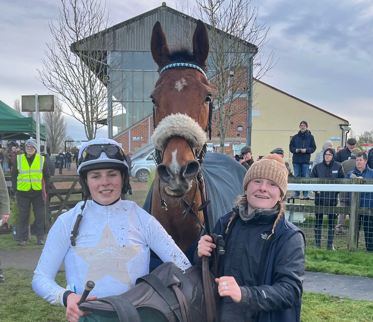 Get involved with winning National Hunt horse 𝐄𝐝𝐢𝐬𝐨𝐧 𝐊𝐞𝐧𝐭 who is running tomorrow! Only £1500 to purchase 12.5% including his costs until 1st June, then quarterly cost payments of £1250! Please contact us for more details! #jamesowenracing