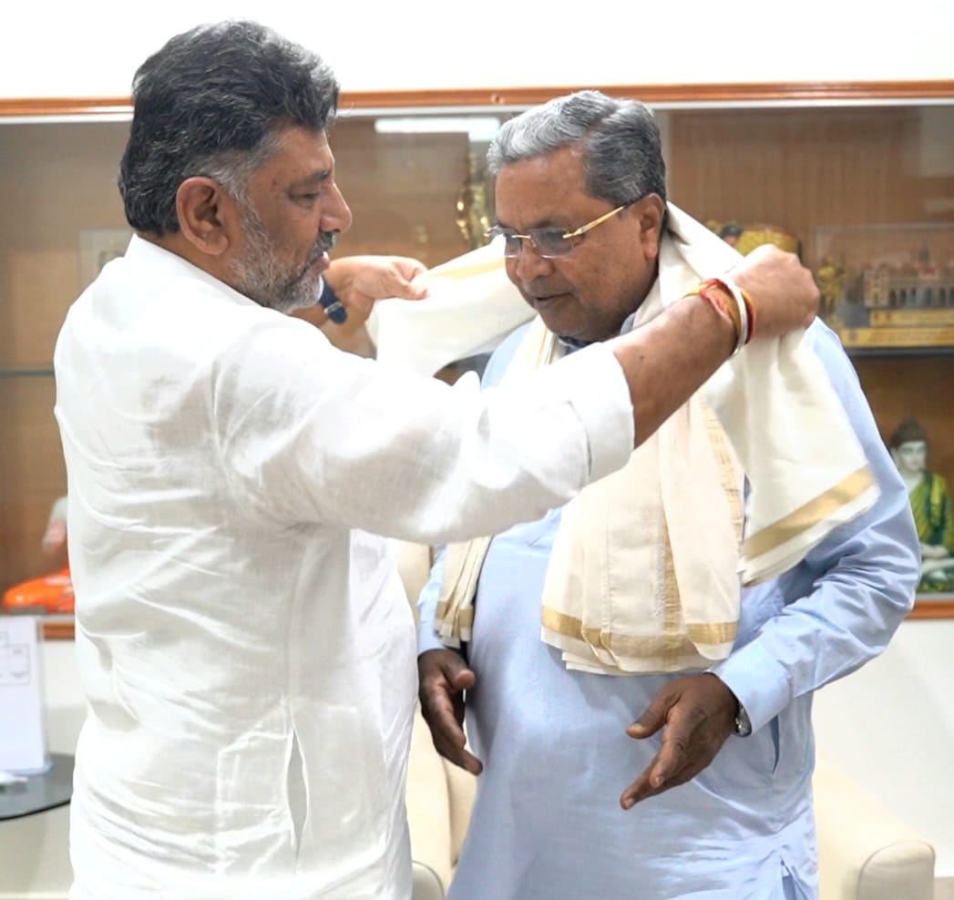Anjan94150697's tweet photo. #KARNATAKA: Deputy CM DK Shivakumar visited Chief Minister Siddaramaiah's Residence.
📌DK honoured & Congratulated the CM for the #FirstYearCompletion of CONGRESS GOVT in Karnataka under his STRONG-LEADERSHIP.!
#ವರ್ಷಒಂದು_ಹರ್ಷಎಂದೆಂದು
#DKSidduJuggernaut
#LoksabhaElections2024 https://t.co/EEkmPtfXoV