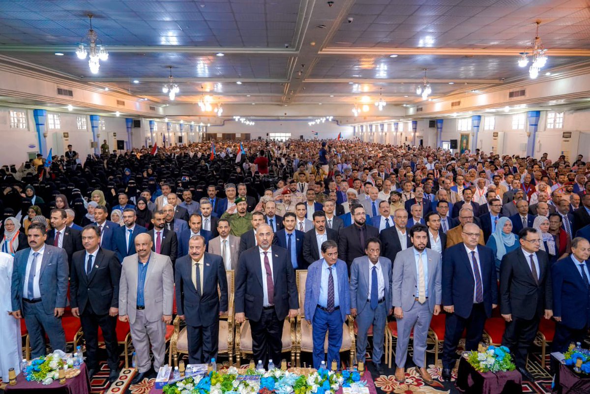a_n_alawlaqi's tweet photo. #ذكرى_فك_الارتباط:
يا ابناء الجنوب حافظوا على المجلس الانتقالي الجنوبي، فالعدو يحشد على اسوار الجنوب من عدة جهات، على حدود بيحان شبوه والضالع وكرش لحج ويافع وثرة أبين.

فإن سقط المجلس الانتقالي والقوات الجنوبية سقطنا جميعاً وذهبت تضحياتنا سدى وانتهى مشروعنا الوطني التحرري الذي قدمنا في سبيله قوافل الشهداء، وسيكون البديل أما الحوثي أو الإرهاب أو جماعة الإخوان المتطرفة، كما أن الأمن والاستقرار الذي يشهده الجنوب سيتحول إلى فوضى عارمة ، حينها سندفع الثمن لعقود طويلة.

صحيح أن شعب الجنوب يعاني من تردي الأوضاع الاقتصادية والمعيشية والخدمية ولكن هذا لا يعني التفريط في المنجزا�� التي تحققت لقضية شعب الجنوب وابرزها وجود كيان وحامل سياسي استطاع إيصال قضيتنا إلى المحافل الإقليمية والدولية، إضافة إلى المكتسبات العسكرية التي حققها المجلس بتأسيس قوات جنوبية مسلحة استطاعت هزيمة مليشيات الحوثي وتطهير محافظات الجنوب من العناصر الإرهابية.

اليوم يواجه المجلس الانتقالي تحديات كبيرة وضغوطات سياسية من عدة أطراف داخلية وخارجية، وما يشهده الجنوب اليوم من ازمات مفتعلة وممنهجة هي جزء من تلك الضغوطات التي تمُارس ضد المجلس بهدف إجباره على الاستسلام للأمر الواقع والقبول بمعادلة الخدمات مقابل التنازل عن قضية شعبه، ولهذا فإن الوقوف بجانب المجلس هو الضامن الوحيد لنجاح أهداف الثورة الجنوبية والتغلب على كل تلك التحديات والمؤامرات التي تحاول إعادة الجنوب إلى مركزية صنعاء الحوثية وإفشال مشروعنا الوطني التحرري المقدس بدماء شهدائنا الابطال.