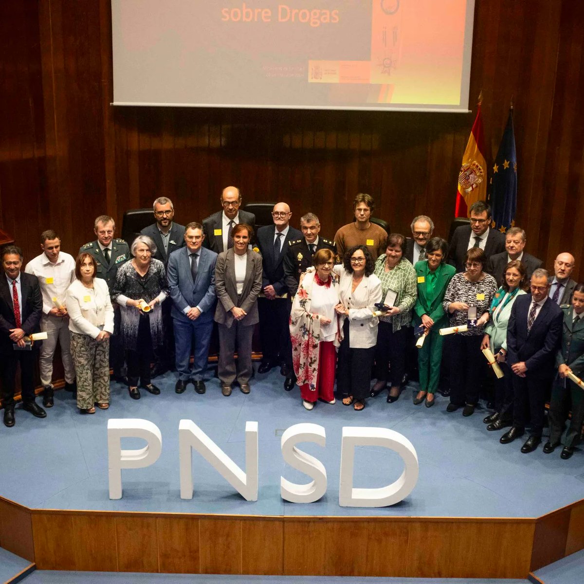Asfedro's tweet photo. Asfedro ven de recoller hoxe a "Medalla de la Cruz de plata a la Orden al Mérito" do @PNSDgob.
Grazas ao @sanidadgob,á Subdelegación do goberno,e ao @PNSDgob por esta honra. Noraboa a todos os galardonados;en especial,á  @AsocErguete,polo seu valioso traballo ao longo da súa hª. https://t.co/1cuEXLWOt2