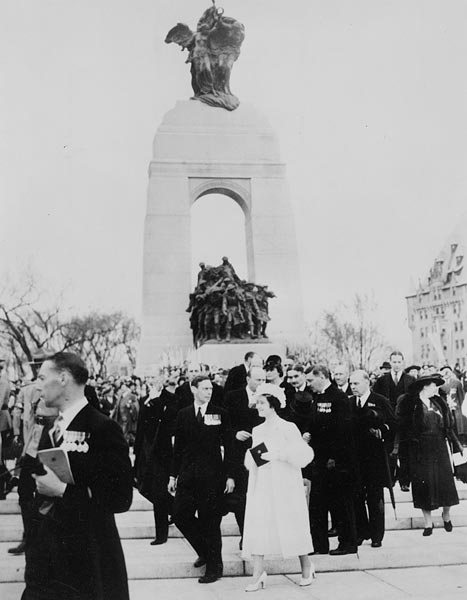 On this day in 1939, in front of an estimated 100,000 people, King George VI dedicated the National War Memorial in Ottawa. Joining him were Queen Elizabeth, Governor General Lord Tweedsmuir and Prime Minister William Lyon Mackenzie King. 📸LAC 3194609
