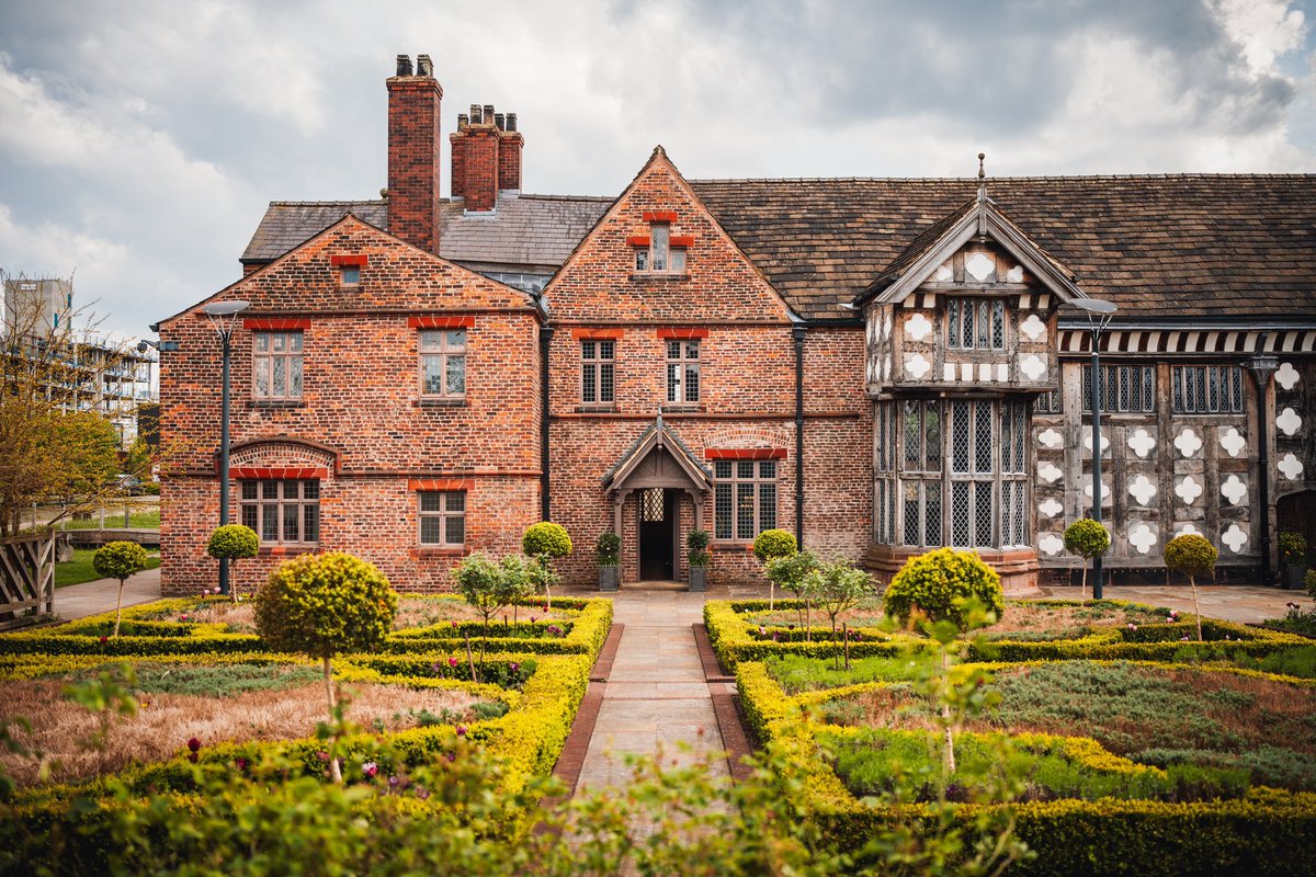 I can't believe it took me so long to visit Ordsall Hall in Salford - it's a beautiful place!