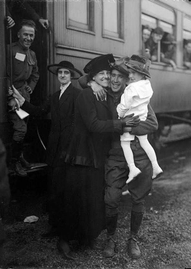 American soldier coming home, 1917. 🇺🇸 ' I appreciate their service, given so long ago to help protect others who lived during their time and also in the future, like me!! ' 🫡