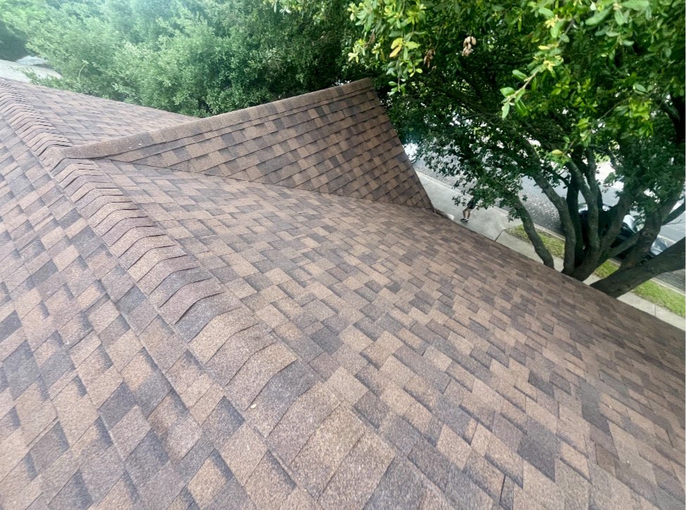 C2CRoofs's tweet photo. Check out this stunning roof replacement featuring CertainTeed Burnt Sienna shingles! 😍🏠 These shingles not only provide durability and protection, but also add a touch of warmth and elegance to the home’s exterior. Say goodbye to boring roofs and hello to a beautiful new look! https://t.co/WBrDOTBHy4