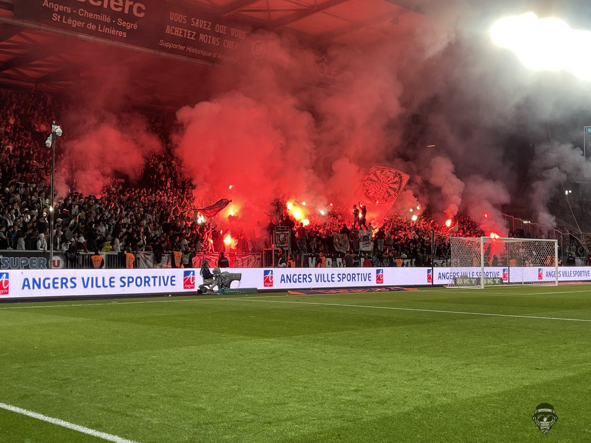KDLB92's tweet photo. J38 : SCO d’Angers - Dunkerque
Un bloc en furie, un tifo parfaitement réussi, et un stade à l’unisson. Un grand merci à nos membres et nos sympathisants pour cette saison mémorable, ponctuée par une dernière soirée inoubliable. 1/2 https://t.co/93FJYpDoWX