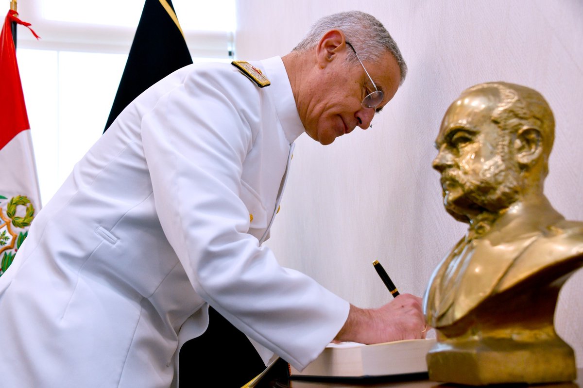 #MGPNoticias El alto mando naval, Almirante Luis Polar Figari, recibió el saludo protocolar de una comitiva encabezada por el Jefe del Estado Mayor de la Armada Española, Almirante General Antonio Piñeiro Sánchez, quienes participaron de la exposición “Marina de Guerra del Perú”.