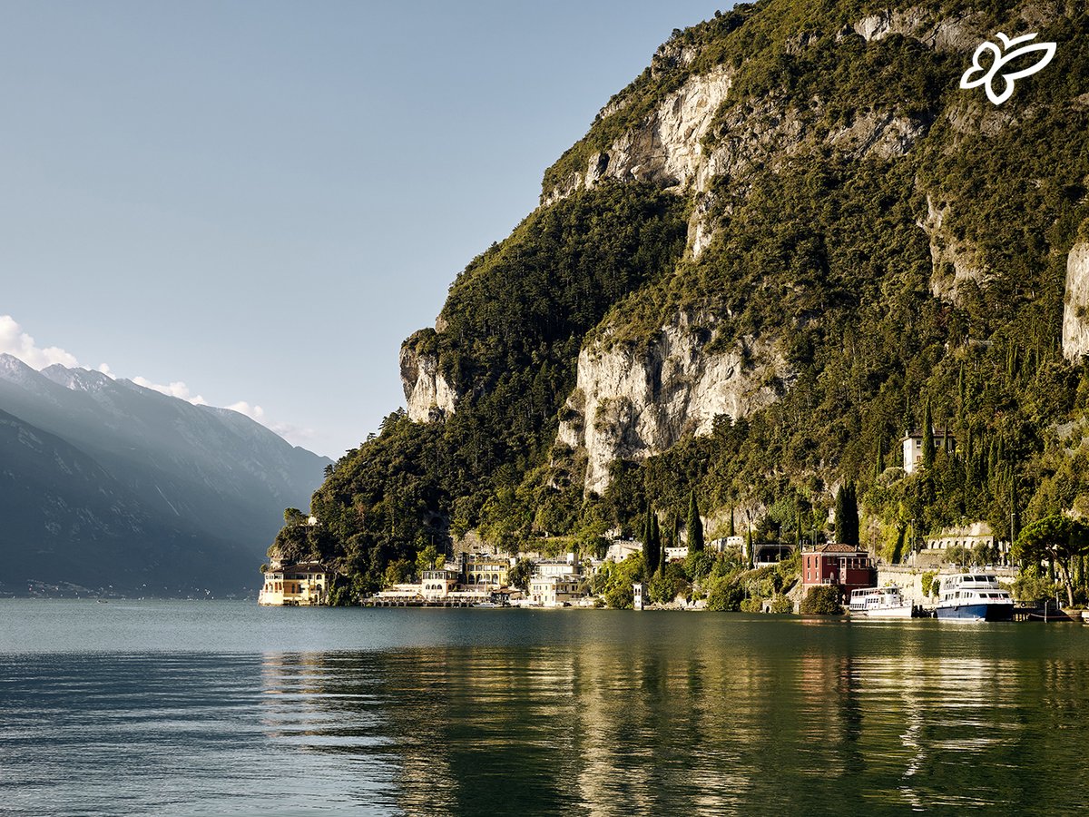 Relax to the rhythm of the waves as you enjoy breakfast on the lake-view balcony: now that's living! Discover here our... ➡️ tinyurl.com/Hotels-on-lakes

[📷 C. Kerber]
#visittrentino #trentinowow #springintrentino