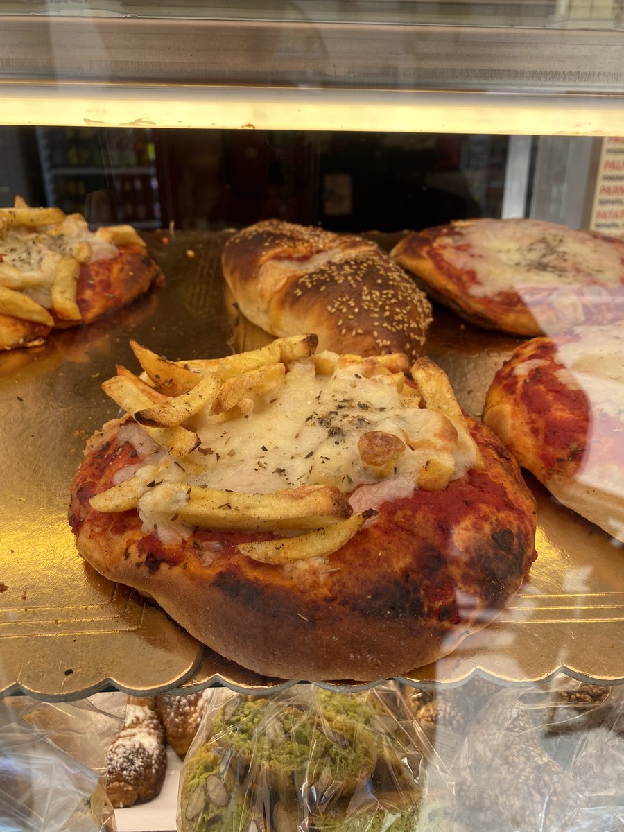 Vandaag geland in Palermo voor een conferentie over sport en religie. Mooi meegenomen denk je dan want Italiaans eten smaakt altijd. Is het eerste wat je tegenkomt een pizza met frieten… ik weet nog steeds niet wie zich nu eerst moet beledigd voelen, de Italianen of de Belgen.