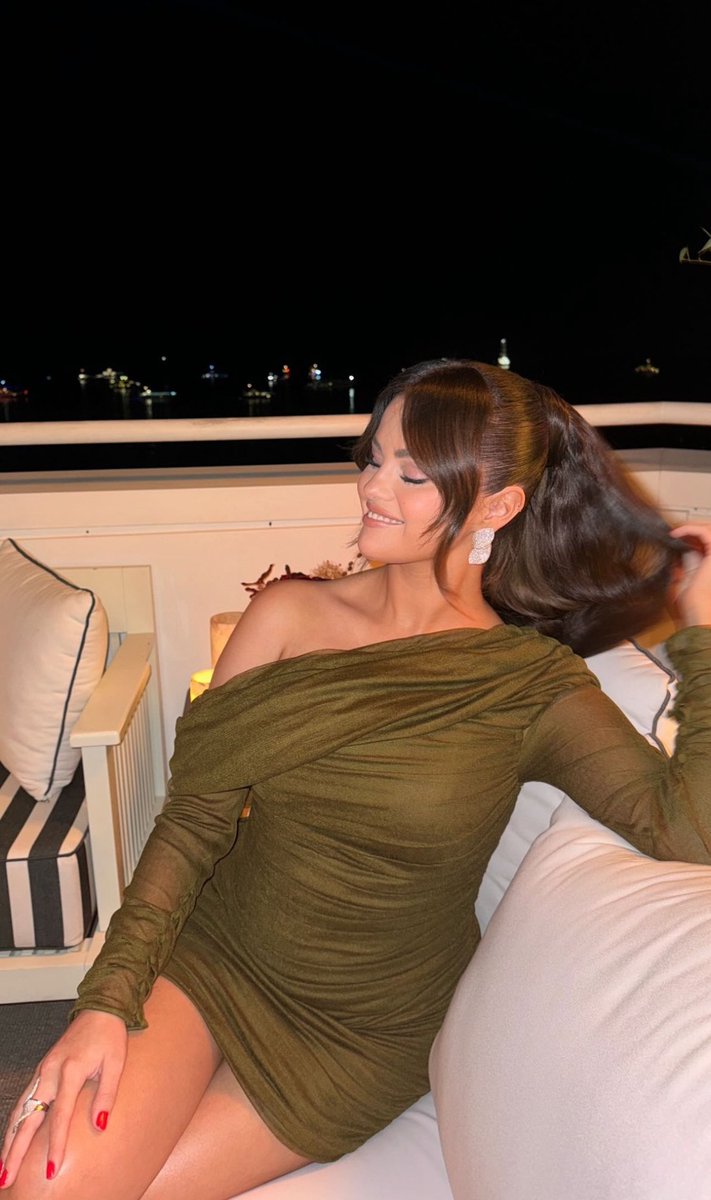 gomezmcrae's tweet photo. @Marihhuano she looks gorgeous? i haven’t seen anyone share the one on the left. keep barking cause she looks better than you on your best day on her worst day https://t.co/k1zaxA4yxS