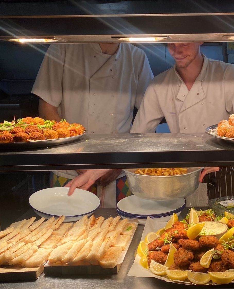 Serious spreads for your special day 💒 Our kitchen team put on a tasty buffet to ensure your guests have the right fuel to dance the night away. Get in touch to discuss our venue hire and buffet options 👉️ events@grainbarge.com