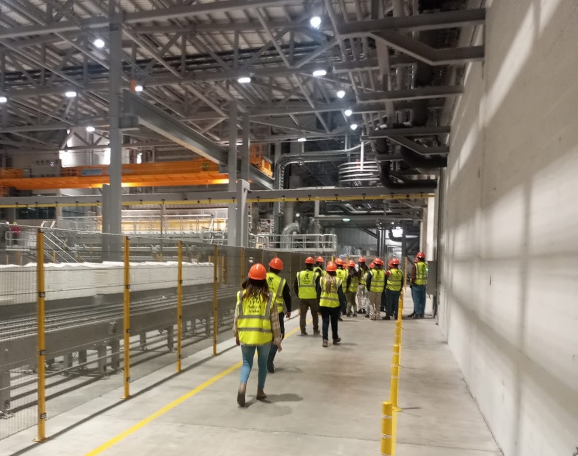 ➡️ Recibimos a un grupo de estudiantes de la Facultad de Agronomía de la <a href="/UDE_Oficial/">UDE</a> y así se vivió el recorrido.

Primero conocieron el vivero de Sarandí del Yí, luego el acopio de madera y por último visitaron la planta de Paso de los Toros.