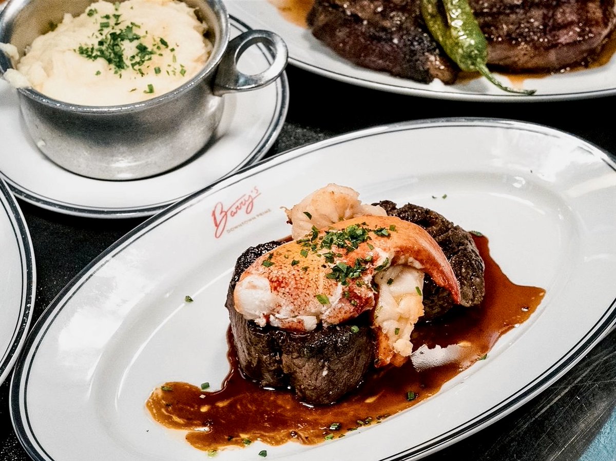 CircaLasVegas's tweet photo. Surf 🤝 turf
The best of both worlds awaits at @BarrysPrime, where filet medallions, Maine lobster, truffle aioli, and red wine sauce combine to create the most flavorful experience for you. 🔥
Menu: https://t.co/olB2bTQaf2
#BarrysPrime #CircaLasVegas https://t.co/QOXFK2mzUC