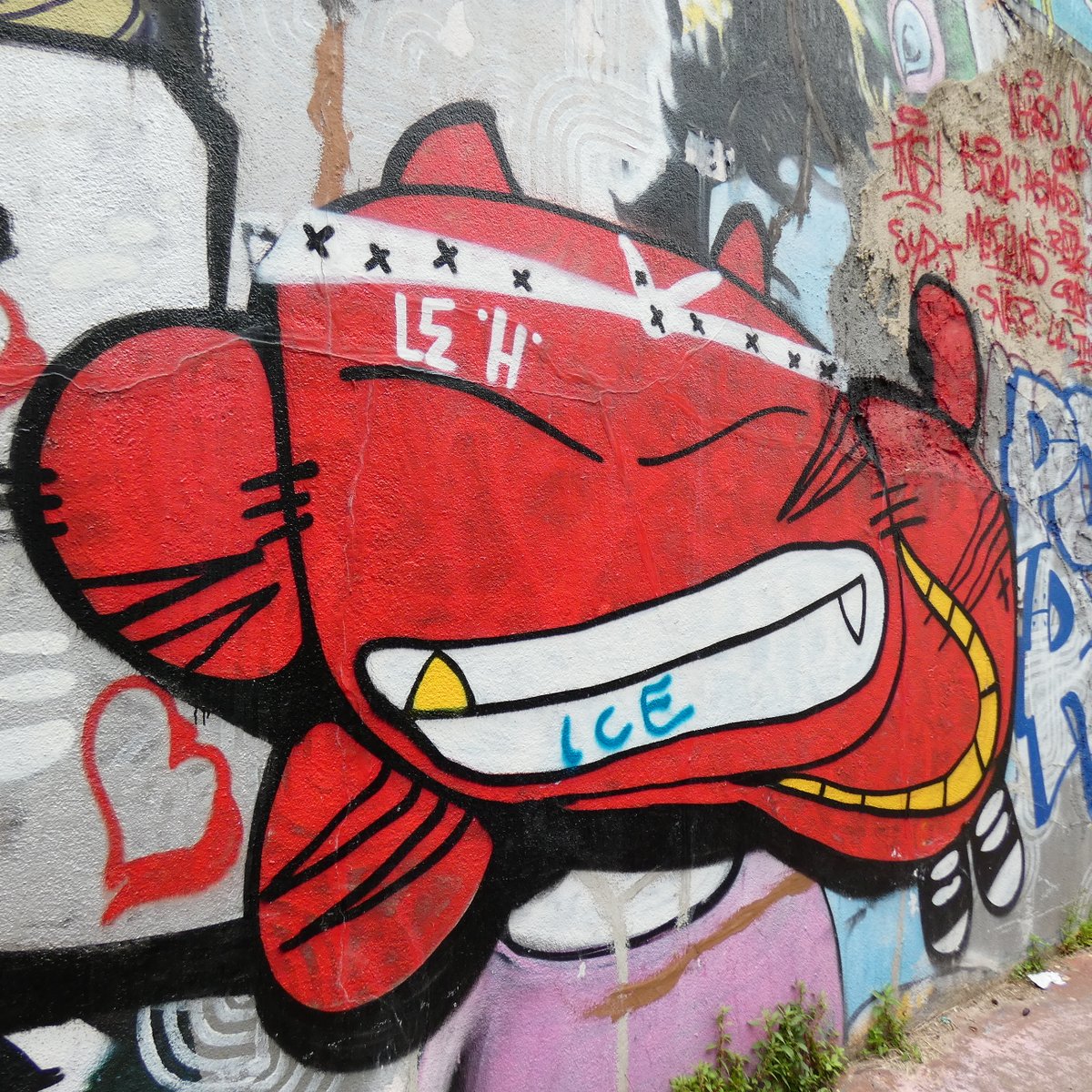 A #cat in #sneakers, two paws in the air, Is it plotting a #leap, or just stuck in there? In #red, #luck it might bring, Wrap it in my arms, let #GoodVibes cling. 📷Paris SB #Art #StreetArt #Urbanart #mural LE H #StreetPhotography #street #streets #photography #cute #藝術 #美術