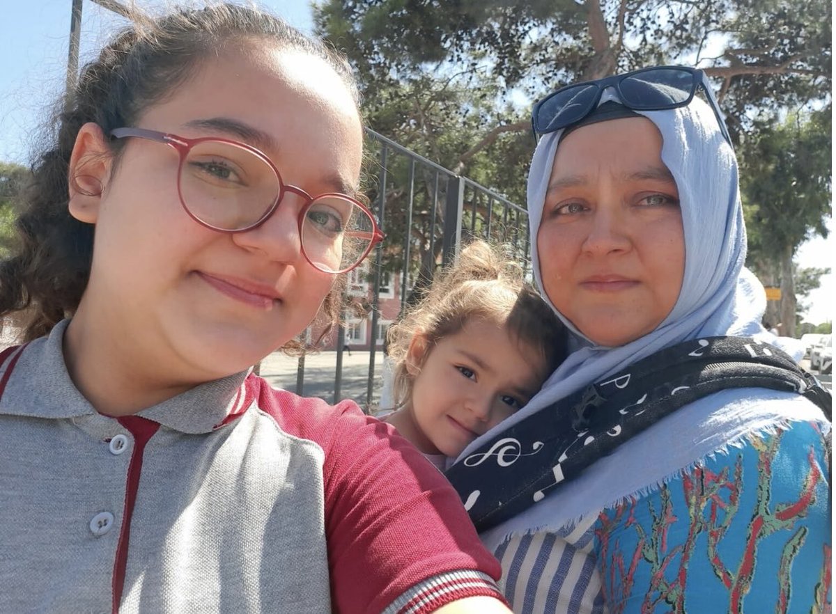Üç çocuk annesi Sümeyye Aksoy, 16 Eylül'de Yunanistan'a geçmeye çalışırken tutuklandı. Haksız yere aldığı 6 yıl 8 ay hapis cezası ailesini perişan etti.Aileleri param parça edip çocukları yanlız bıraktınız. @Acerakis @MBekaroglu @adalet_bakanlik #KHKZulmüneSon