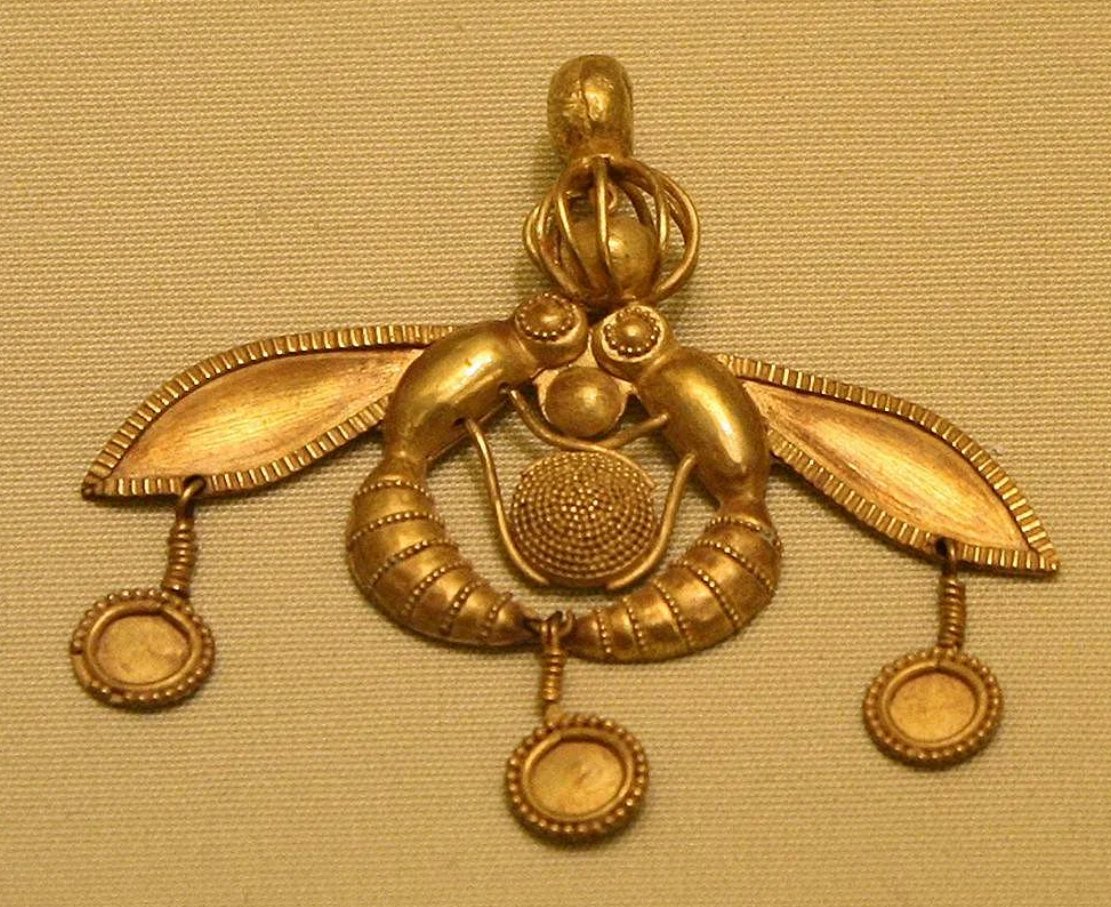 Today is #WorldBeeDay! 🐝 A solid gold Minoan pendant depicting two bees clutching a honeycomb, Old Palace cemetery at Chrysolakkos near Malia, Crete, 1800-1700 BCE. Herakleion Archaeological Museum, Crete. worldhistory.org/image/885/mino…