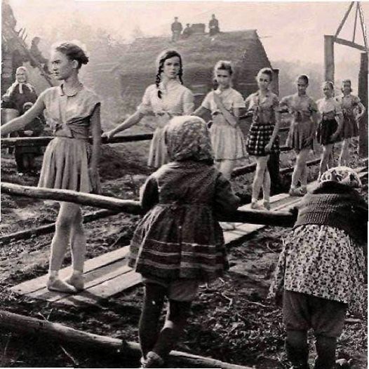 СССР, 1943 год, ученики балетной школы, эвакуированные во время войны из голодающего Ленинграда в Пермь, продолжают тренироваться. Специально для них местные жители соорудили паллеты - и уроки стали местным хитом, привлекая толпы зрителей