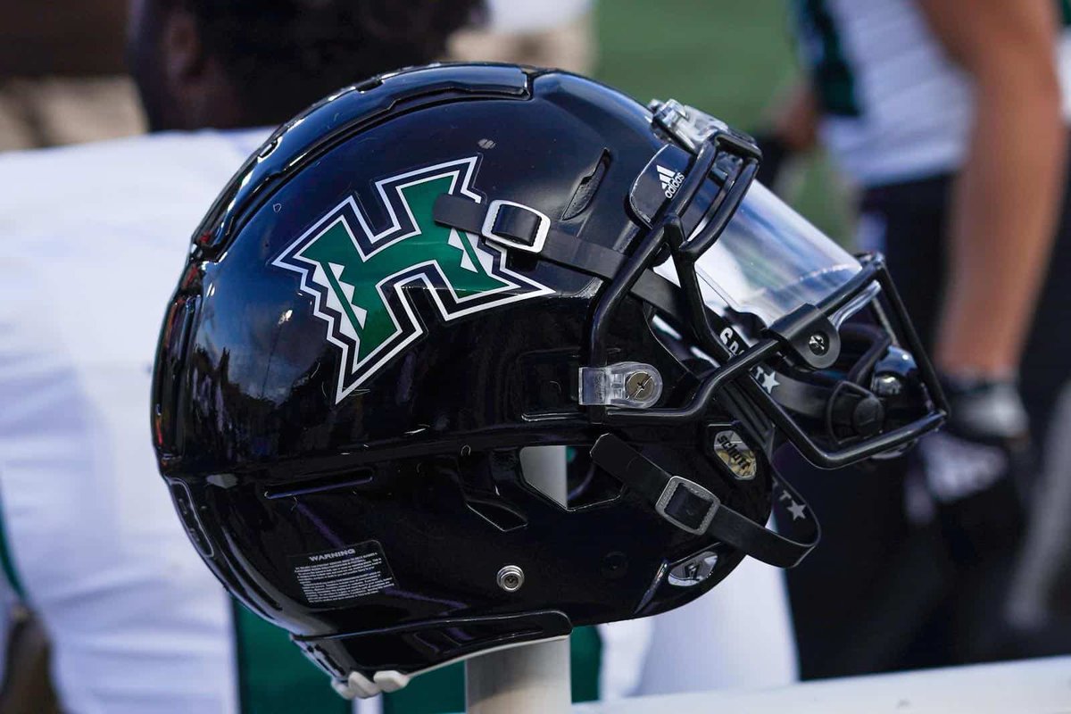 Beyond blessed to receive an offer from @HawaiiFootball @CoachBChavez @CoachOBrantley @coach_renfro @DonnieBaggs_ @Walkemdownceo