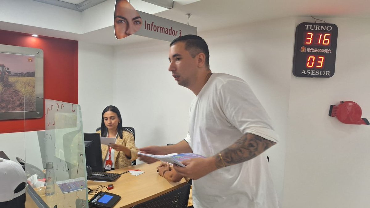 acebnacional's tweet photo. ACEB Pereira | #AEstaHora entrega a las y los trabajadores de @Davivienda  el informe de los logros alcanzados por ACEB con la firma de la Convención Colectiva 2024-2027 ¡ Afíliate Ya ! 313 8700509 https://t.co/PVlaexRUOI