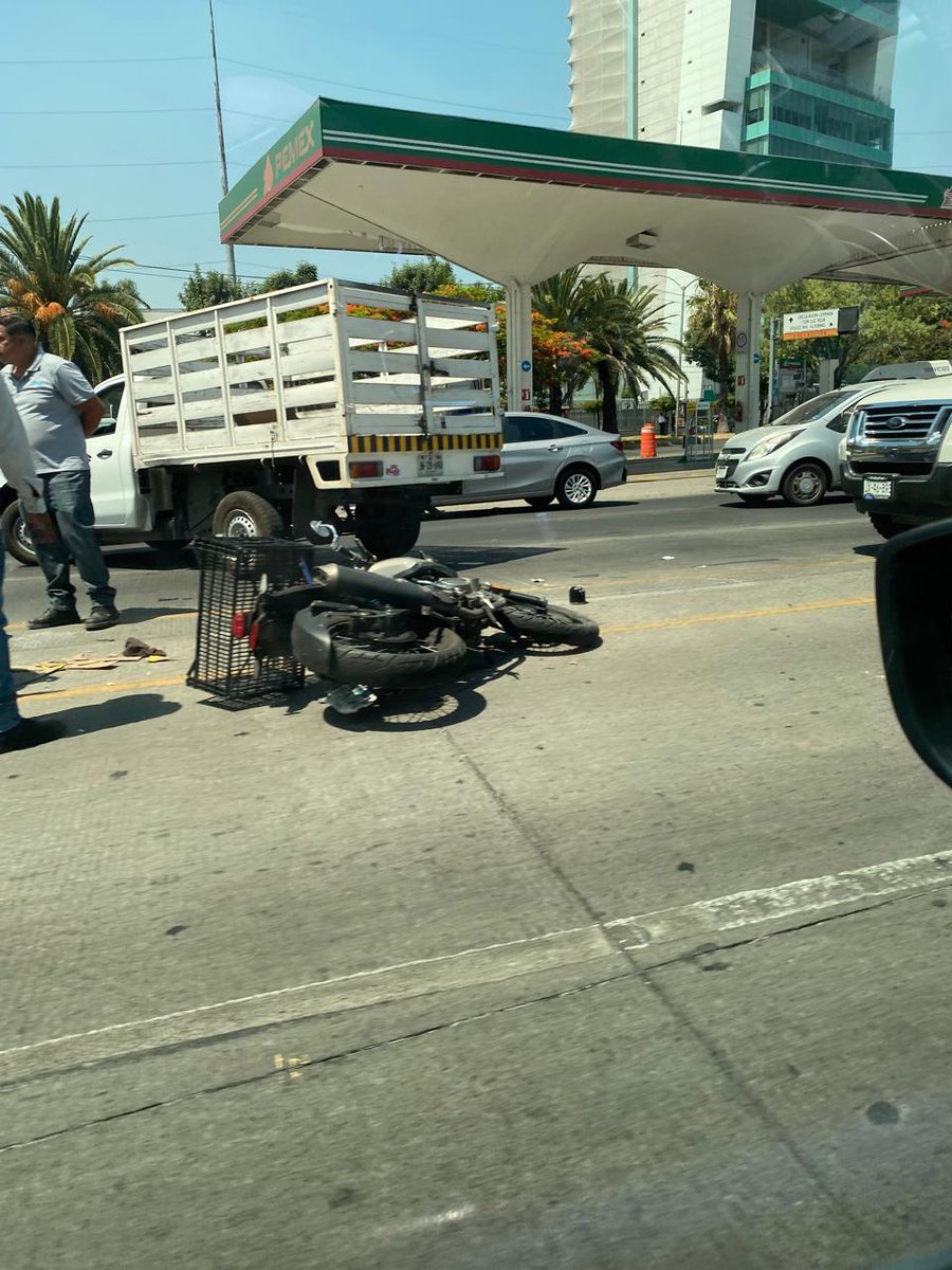 Un choque ocurrió en avenida Niños Héroes y Agustín Yáñez. Los involucrados fueron una camioneta de carga y una motocicleta.  #ReporteZMG