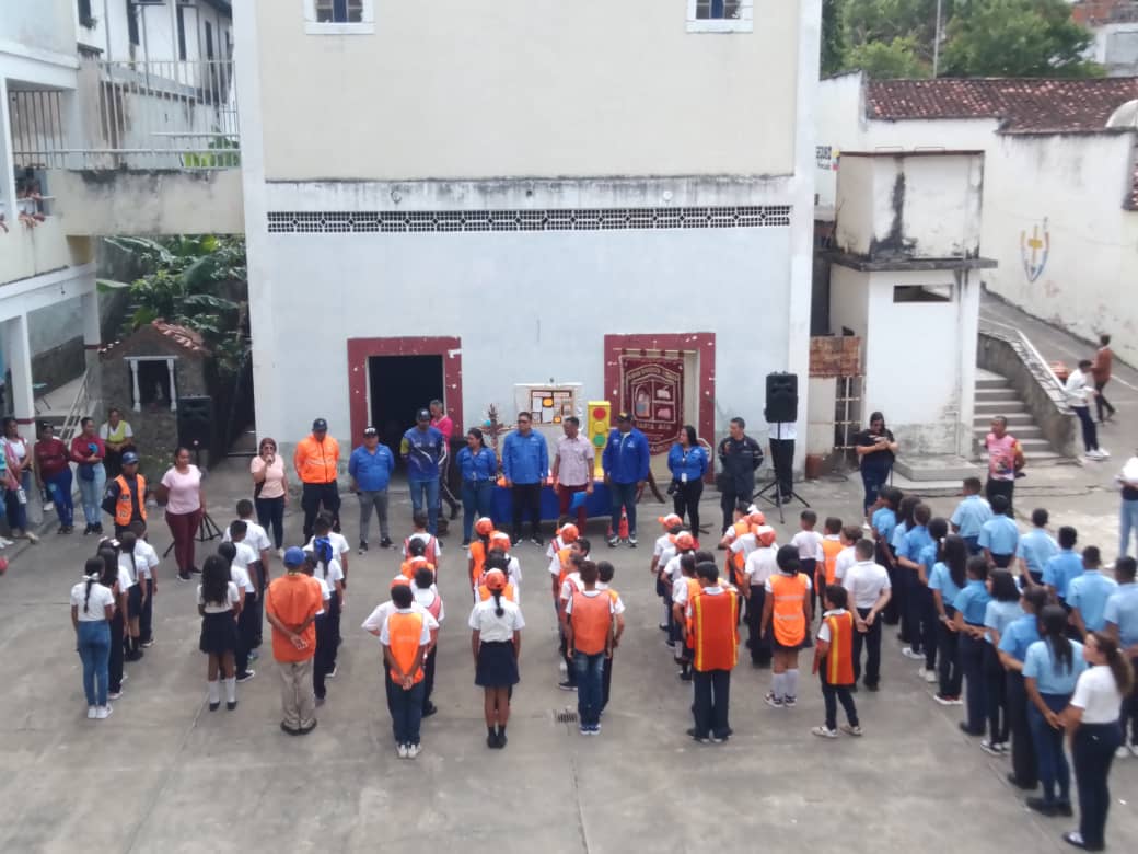 CDCEAragua's tweet photo. Desde la UEE Santa Ana del Mcpio San Casimiro se llevó a cabo la juramentación de la Brigada de patrulla Escolar.
Educación de calidad!
#ConcienciaPatriótica
@NicolasMaduro 
@_LaAvanzadora 
@MPPEDUCACION 
@LeiraSuarezPsuv 
@Soykarinacarpio https://t.co/teiu4TDEGx