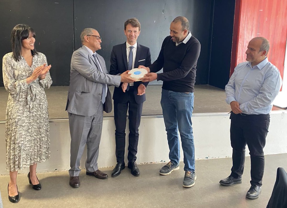 🇫🇷 🇲🇦 Plaisir d’offrir un #Brie de Montereau au Consul du Maroc lors de sa visite. 🥇 En présence de son artisan producteur naturellement, Ottman Beirouk, qui a retracé son parcours depuis Tiznit jusqu’à La Ferme de SIGY et ses médailles au concours agricole chaque année.