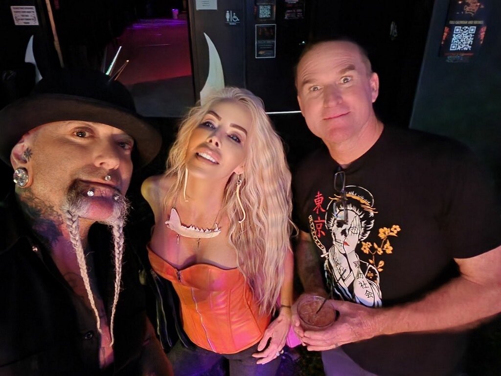 Thank You @DanEternal for such a fun time at @SinwaveVegas 🎉 Your booth rocked!!! It looked so COOL!!! @Gary_Orona and I really dig Sin Wave! Great people and a great vibe! Yaaaaay!!! 🤗💜