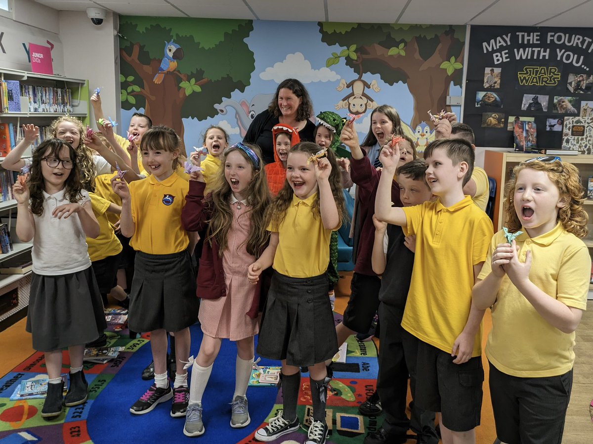 We loved Louisa MacDougall’s @roaringreads visit to Dumbarton & Clydebank libraries on Friday to celebrate her book ‘Rory and the Snack Dragons’. 22 libraries & bookshops in 22 hours is no mean feat!! P3/4 from @SchoolBraehead had a blast & loved their origami 🐉 @WDCEducation