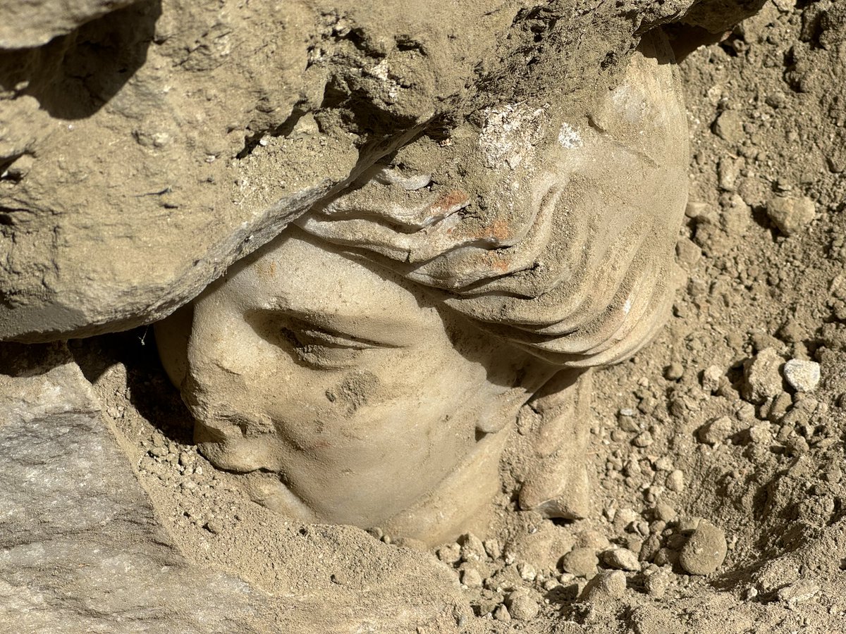 Denizli’de kazı çalışmaları süren Loadikya Antik Kenti’nde Yunan mitolojisinde temizlik ve sağlık tanrıçası Hygieia’nın başı 2 bin 100 yıl sonra gün yüzüne çıktı.